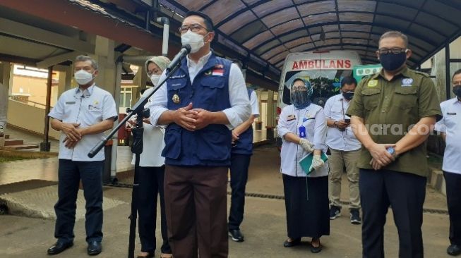 Gubernur Jawa Barat Ridwan Kamil saat mengunjungi RSUD Cibinong, Kabupaten Bogor, Rabu (7/10/2020). [Suara.com/Andi Ahmad Sulaendi]