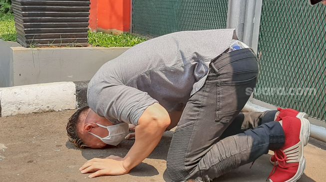 Aktor Agung Saga sujud syukur saat dirinya bebas usai menjalani masa hukuman selama 1 tahun 6 bulan di Rutan Cipinang, Jakarta Timur, Rabu (7/10). [Suara.com/Alfian Winanto]