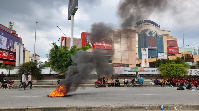 Demonstran membakas ban, sebagai rasa kecewa pada wakil rakyat di DPR RI