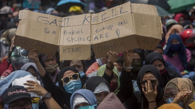 Ribuan buruh bersama Aliansi Badan Eksekutif Mahasiswa se-Sukabumi melakukan aksi unjuk rasa di lapangan Merdeka, Sukabumi, Jawa Barat, Rabu (7/10/2020).  [ANTARA FOTO/Iman Firmansyah]
