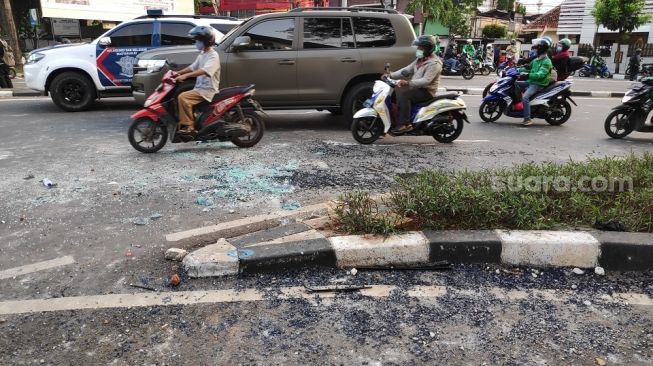 Mobil Dirusak dan Nyaris Dibakar Massa di Pejompongan, 2 Polisi Lari