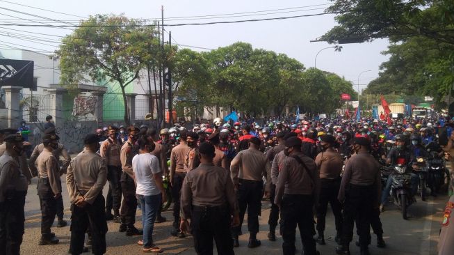 Ratusan buruh di Kabupaten Tangerang saat merangsek ke kawasan Bitung, Rabu (7/10/2020). (BantenHits.com/Rifat Alhamidi)