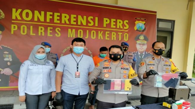 Jaring Korban Lewat Sosmed, Dua Pria di Mojokerto Jual Perempuan Online