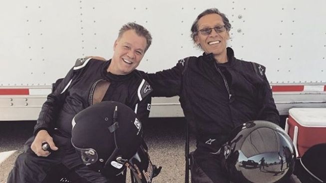 Eddie Van Halen (kiri) dan adiknya Alex Van Halen hendak menjajal supercar di kawasan gurun Amerika Serikat.  Siapa yang menang, captionnya terbaca [Instagram: eddievanhalen].