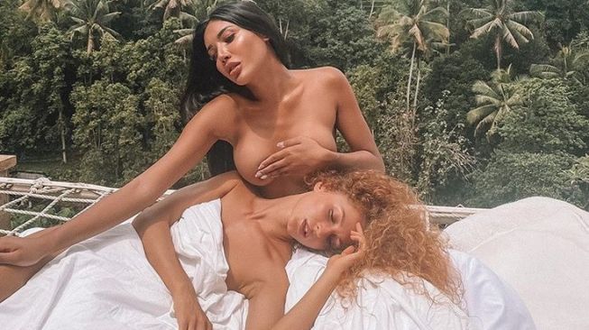 Millen Cyrus berpose berani bareng model perempuan berwajah bule. [Instagram]