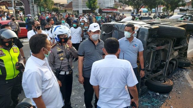 Mobil Polisi Digulingkan dan Dirusak Massa Pelajar STM di Bendungan Hilir