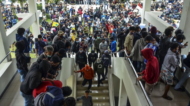 Massa dari aktivis mahasiswa, buruh dan masyarakat masuk ke dalam gedung dewan saat aksi unjuk rasa di Kantor DPRD Kota Tasikmalaya, Jawa Barat, Rabu (7/10/2020). [ANTARA FOTO]

