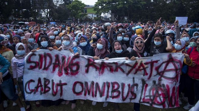 Ribuan buruh bersama Aliansi Badan Eksekutif Mahasiswa se-Sukabumi melakukan aksi unjuk rasa di lapangan Merdeka, Sukabumi, Jawa Barat, Rabu (7/10/2020).  [ANTARA FOTO/Iman Firmansyah]
