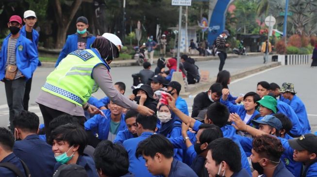 Mahasiswa berebut masker yang dibagikan petugas. (foto : Humas Polresta samarinda)