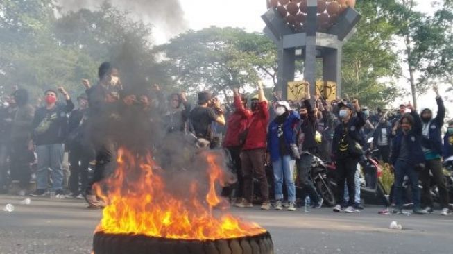 Tolak UU Cipta Kerja, Ribuan Mahasiswa Kepung Tugu Adipura