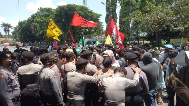 Unjuk Rasa Cipayung Plus soal Kepemudaan di Kantor Bupati Lebak Ricuh