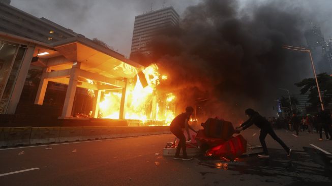 Halte Transjakarta Bundaran HI terbakar, Jakarta, Kamis (8/10/2020).  [Suara.com/Angga Budhiyanto]  