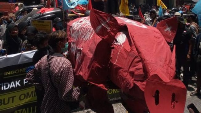 Massa Jogja Memanggil membawa maskot celeng merah ke gedung DPRD DIY, Kamis (8/10/2020). - (BPPM Balairung UGM)