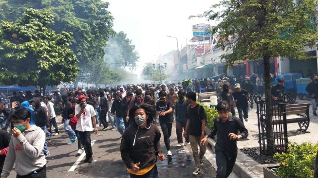 Aksi Massa Jogja Memanggil di DPRD DIY Diwarnai Kericuhan