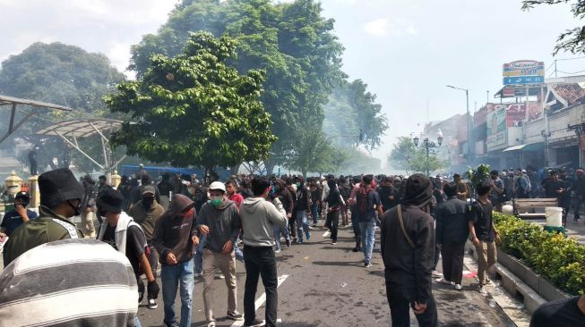 Aparat dan Massa Aksi Jogja Bentrok, Korban Sesak Napas hingga Patah Tulang