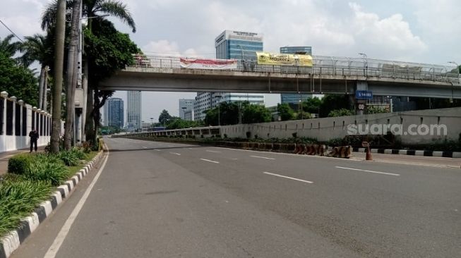 Kondisi jalan menuju gedung DPR yang sudah ditutup kawat berduri oleh aparat kepolisian. (Suara.com/Arga)