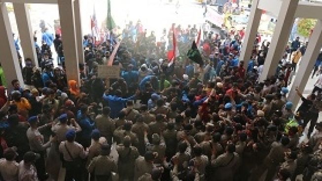 Demo BEM Serentak, Mahasiswa Bontang Geruduk Kantor DPRD