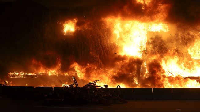 Halte Transjakarta Bundaran HI terbakar, Jakarta, Kamis (8/10/2020).  [Suara.com/Angga Budhiyanto]  