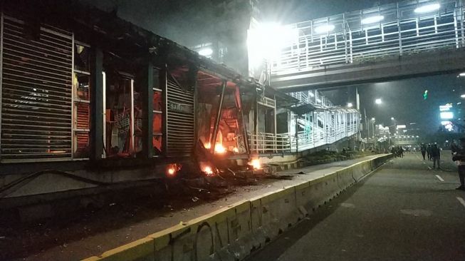 Halte TransJakarta Sarinah dibakar. (Suara.com/Fakhri)