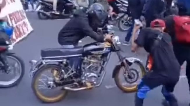 Aksi Bikers saat Ikut Demo, Picu Komentar Kocak Warganet