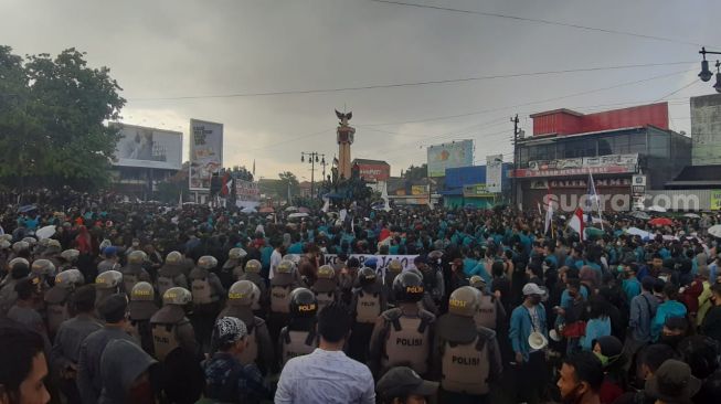 Pendemo menolak UU Cipta Kerja melakukan aksi di Bundaran Kartasura Sukoharjo. (Suara.com/RS Prabowo)