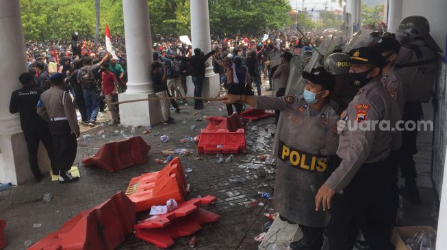 Diikuti Anak STM, Unjuk Rasa UU Cipta Kerja di Tegal Ricuh