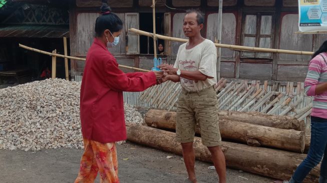 Mahasiswa PMM 46 UMM Bagikan Jamu Tradisional untuk Masyarakat Desa Mbawa