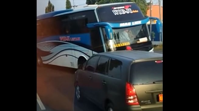 Aksi bus lawan arah digagalkan oleh mobil militer (Facebook)