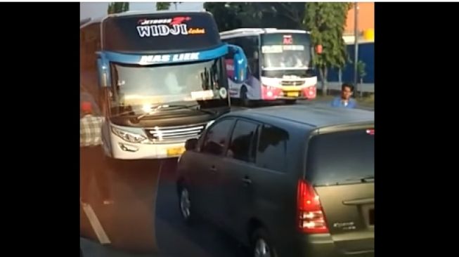 Bus Lawan Arah Dibuat Tak Berdaya Oleh Mobil Ini, Sopir Pasti Gemetaran