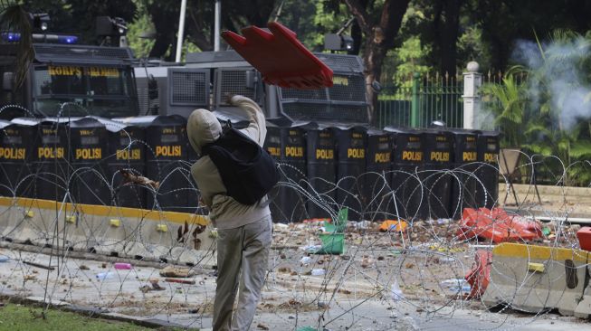 Bentrokan terjadi antara pengunjuk rasa yang menolak pengesahan Undang-Undang Cipta Kerja dengan polisi saat demonstasi di kawasan Patung Kuda, Jakarta, Kamis (8/10/2020). [Suara.com/Angga Budhiyanto]