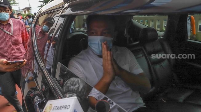 Vicky Prasetyo didalam mobilnya usai menjalani pemeriksaan di Polres Metro Jakarta Pusat, Kamis (8/10). [Suara.com/Alfian Winanto]