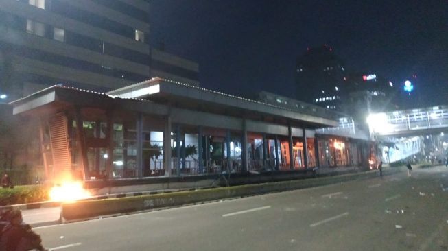 Halte TransJakarta Sarinah dibakar. (Suara.com/Fakhri)