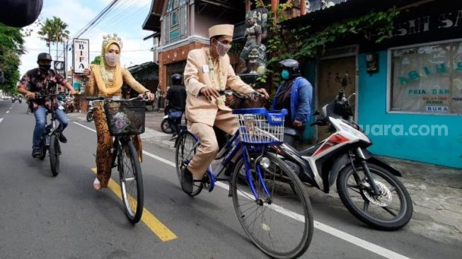 Prosesi nikah bareng yang digelar dalam rangka peringatan HUT ke-264 Kota Yogyakarta di KUA Kotagede, Kamis (8/10/2020). - (SuaraJogja.id/Hiskia Andika)