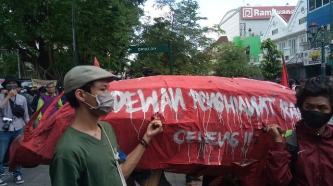 Massa Jogja Memanggil membawa maskot celeng merah ke gedung DPRD DIY, Kamis (8/10/2020). - (BPPM Balairung UGM)