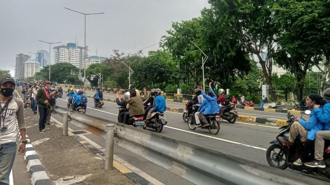 Ratusan Mahasiswa Pamulang Bergerak Menuju Istana