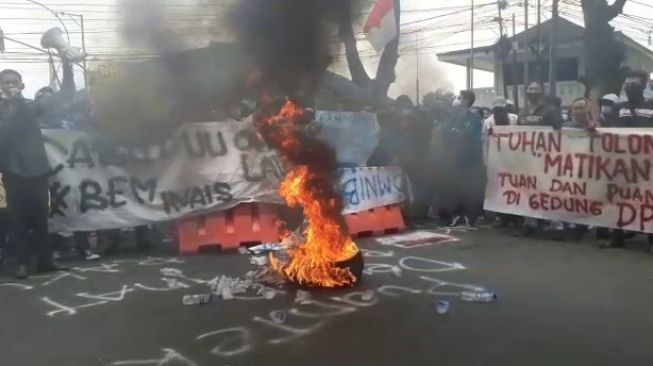 Demo UU Cipta Kerja di depan Istana Bogor (Suara.com)