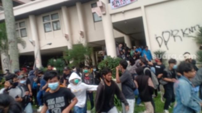 Demo tolak UU Cipta kerja di DPRD Kalbar bentrok. (Suara.com/Eko Susanto)