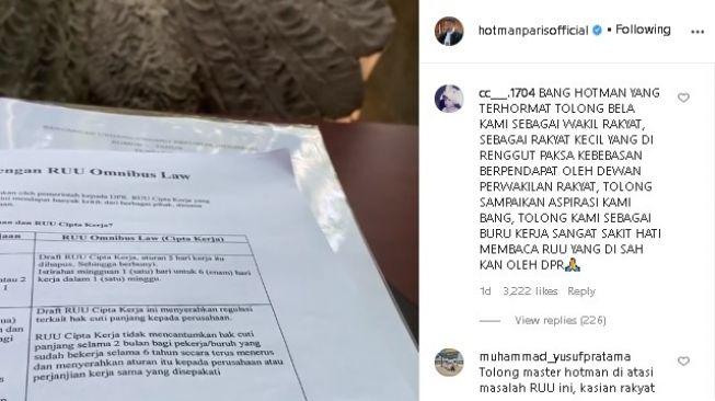 Hotman Paris menunjukkan draft UU Cipta Kerja. (Instagram/hotmanparisofficial)