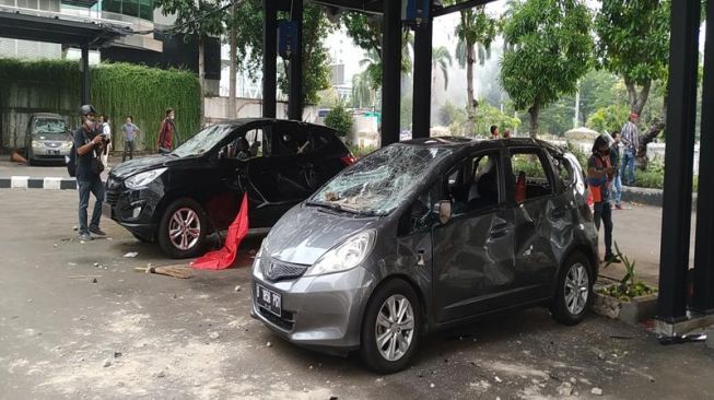 Sebanyak 8 mobil di Gedung Kementerian Energi dan Sumber Daya Mineral (ESDM) di Jalan Merdeka Selatan, Jakarta Pusat hancur diamuk massa pendemo. (Suara.com/Yasir)