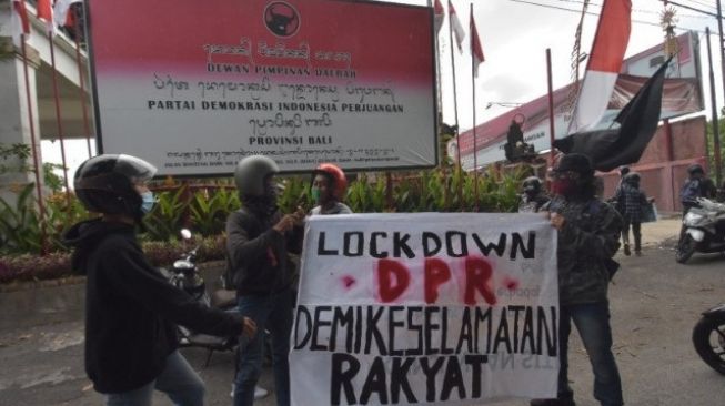 Massa Bali Tidak Diam pasca pemasangan spanduk di depan Kantor PDI Perjuangan Daerah Bali Rabu (7/10/2020). (AntaraAyu Pranisitha)