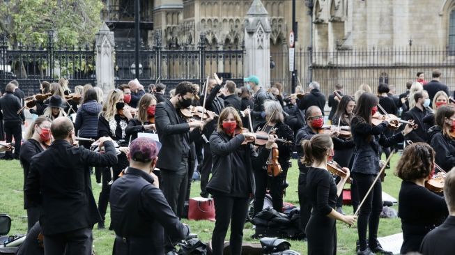 Musisi Inggris tampil di Parlemen Square, Lodon. (Anadolu Agency/Hasan Esen) 