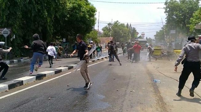 Diadang Aparat, Aksi Ribuan Massa Penolak Omnibus Law di Cirebon Ricuh