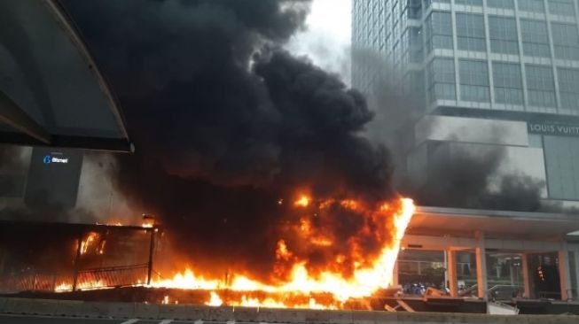 Foto-foto Halte TransJakarta Bundaran HI Dibakar