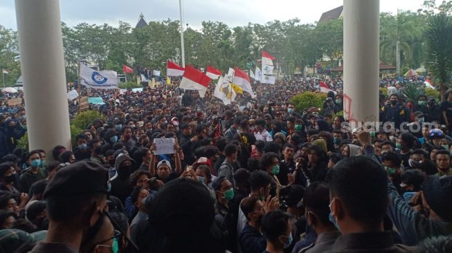 Ribuan Massa Geruduk Gedung DPRD Kalbar, Tolak UU Cipta Kerja