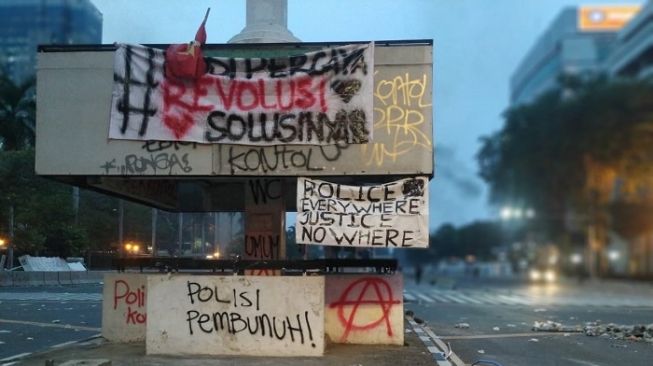 Pendemo Masih Bertahan, Ada Coretan Polisi Pembunuh di Tugu Jam MH Thamrin