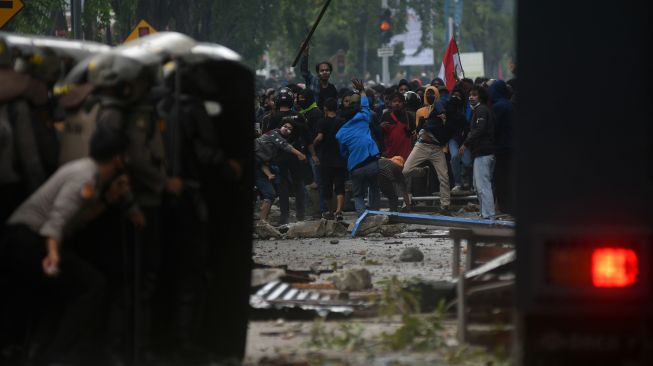 Sejumlah mahasiswa ricuh dengan petugas keamanan saat melakukan aksi unjuk rasa menolak pengesahan RUU Cipta Kerja di Jalan Samratulangi Palu, Sulawesi Tengah, Kamis (8/10/2020). [ANTARA FOTO]