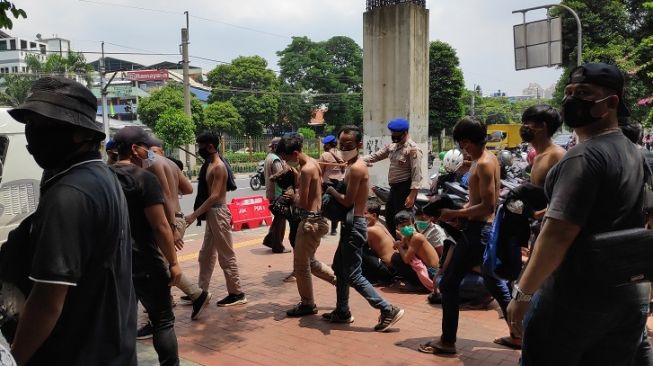 Diciduk Polisi karena Mau Ikut Demo di DPR, 50 Pelajar Diminta Lepas Baju