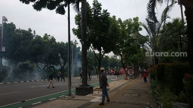 Panjat Pagar Balai Kota, Pendemo Omnibus Law Kabur ke Kantor Anies