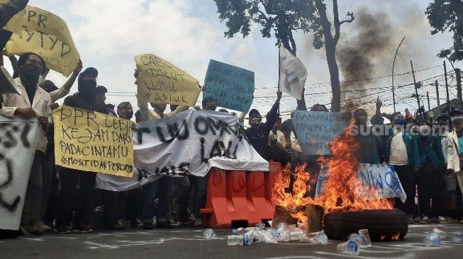 Aksi unjuk rasa mahasiswa di depan gerbang Istana Kepresidenan Bogor, Kamis (8/10/2020). [Suara.com/Andi Ahmad Sulaendi]