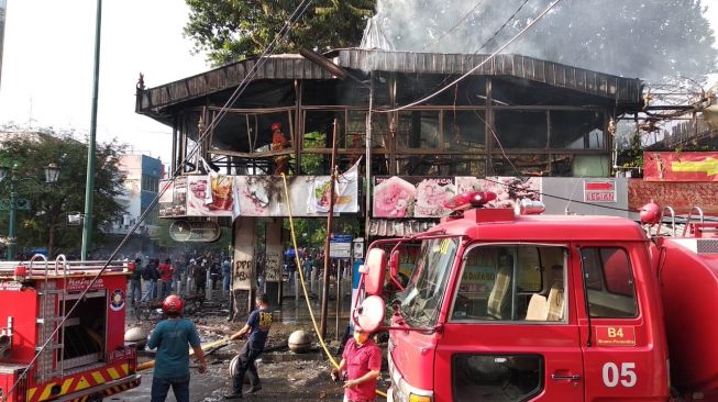 Petugas pemadam kebakaran (Damkar) kota Yogyakarta, berusaha memadamkan api yang membakar salah satu restoran di selatan Kantor Dprd DIY, Kamis (8/10/2020). [Muhammad Ilham Baktora / SuaraJogja.id]